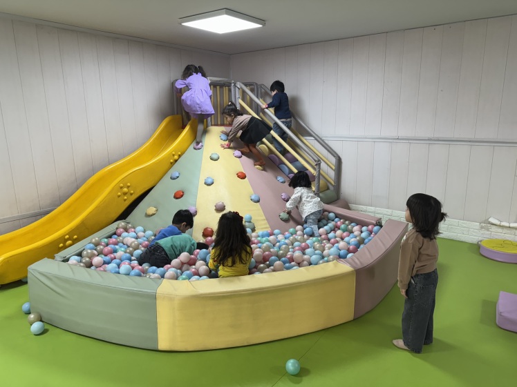 بازی و شادی کودکانه