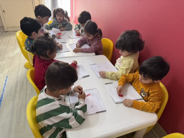 رنگ‌آمیزی کودکان با کتاب: آموزش کوچک و بزرگ به شکل خلاقانه