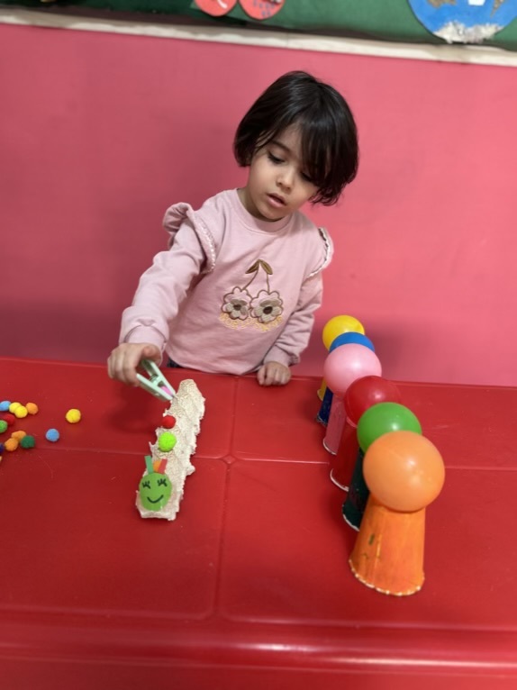 چطور یک بازی خلاقانه کودک ۳ ساله را با رنگ ها آشنا کرد؟