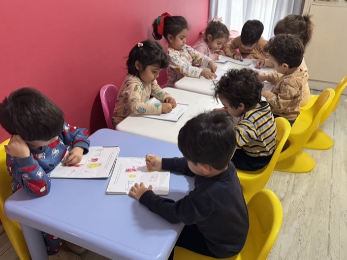 چگونه رنگ‌آمیزی کتاب مهارت قلم‌گیری و مفهوم وسط را به کودکان دوساله می‌آموزد؟