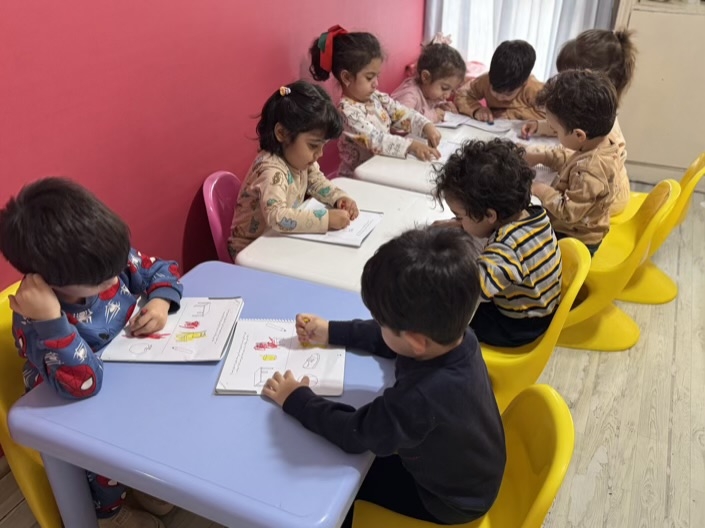 چگونه رنگ‌آمیزی کتاب مهارت قلم‌گیری و مفهوم وسط را به کودکان دوساله می‌آموزد؟