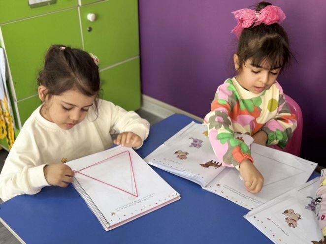 آموزش ریاضی کودکان چهار ساله | کار کتاب شکل مثلث