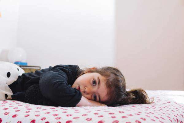 خوابیدن کودک در اتاق خودش را اینطور به او آموزش دهید