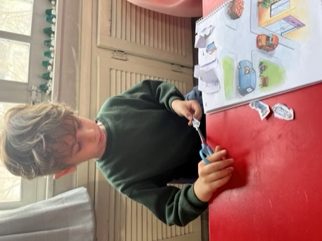 فعالیت آموزشی کودک ۴ ساله: برش تصاویر کتاب برای تقویت دقت و تمرکز