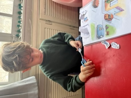 فعالیت آموزشی کودک ۴ ساله: برش تصاویر کتاب برای تقویت دقت و تمرکز