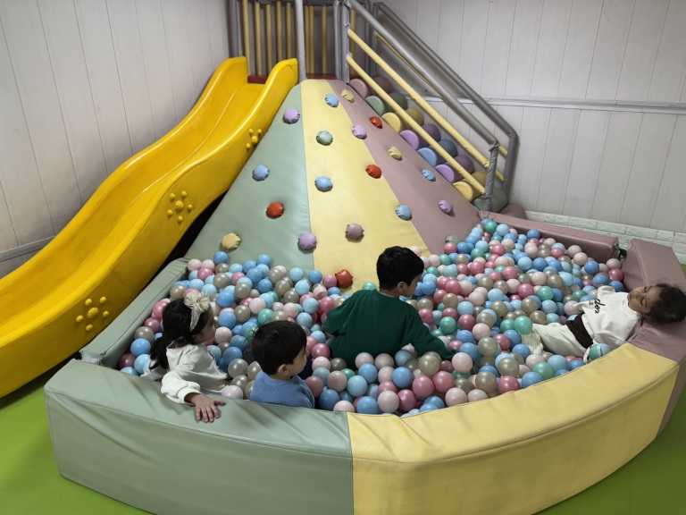 بازی و شادی کودکانه 