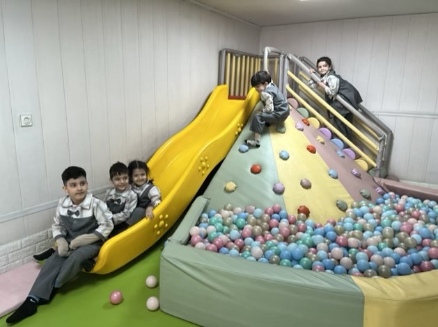 بازی و شادی کودکان پیش دبستانی در اتاق بازی | ایده‌های سرگرم‌کننده و آموزشی برای کودکان