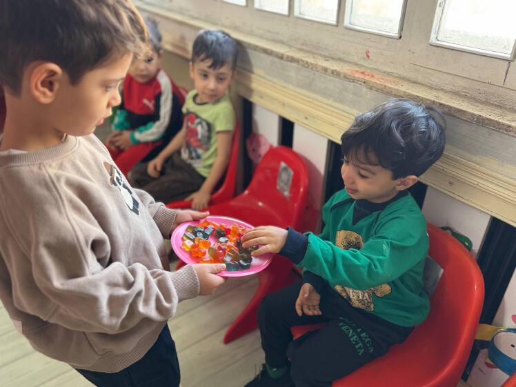 صدرا جان با خوراکی های خوشمزه از دوستانش پذیرایی کرد