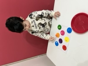 ایده خلاقانه بازی جایگذاری برای شناخت رنگ کودک دو ساله