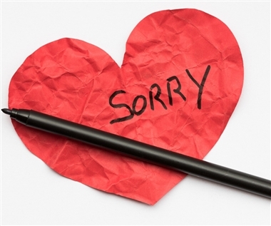 چرا زنان بیش از حد «عذرخواهی» میکنند؟