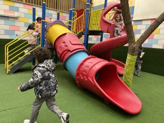 بازی و شادی کودکانه در حیاط