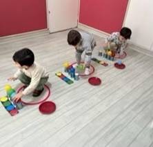 بازی تمرکزی کودکان دو ساله | بازی جای گذاری شناخت رنگ