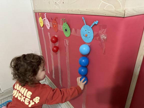 بازی کرم های رنگارنگ با هدف شناخت رنگ ها