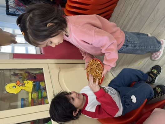 تقویت همدلی کودکان ۳ ساله | کودک با شیرینی از دوستانش پذیرایی می‌کند