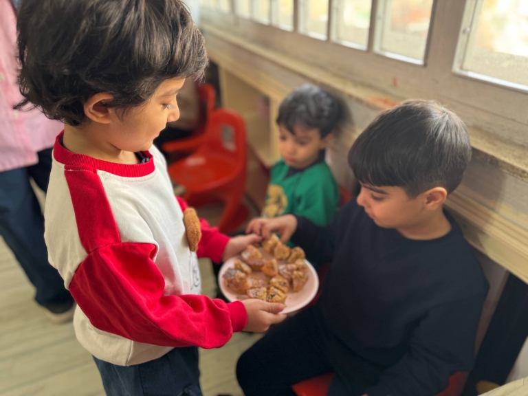 ماهور جان با کیک های خوشمزه از دوستانش پذیرایی کرد