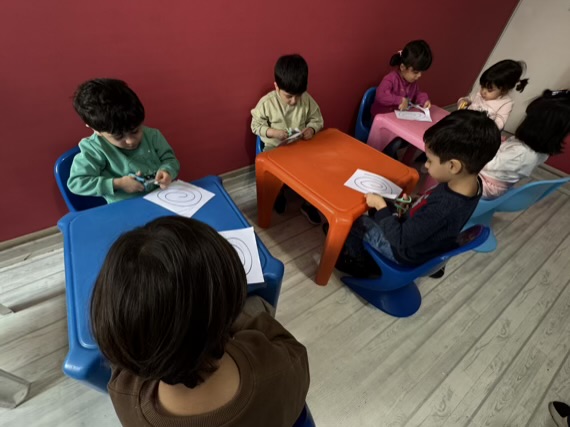 کار با قیچی برای کودکان ۳ ساله | تقویت دست‌ورزی و مهارت‌های حرکتی ظریف