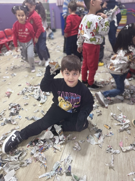 نمایش خلاق برف روزنامه ای