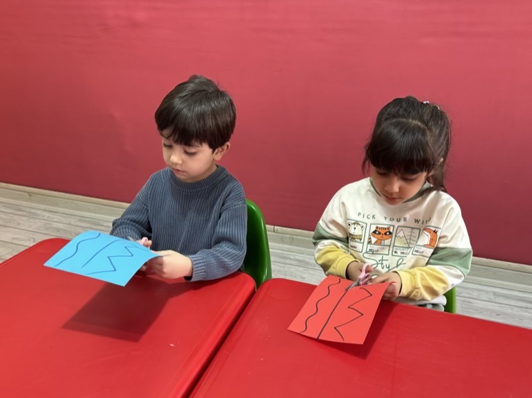 کار با قیچی کودکان 4ساله برای تقویت مهارت دست ورزی