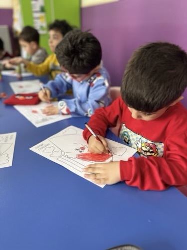 فعالیت‌های خلاقانه برای کودکان | تقویت دقت در رنگ‌آمیزی