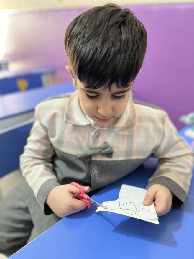 ۵ بازی برای تقویت مهارت قیچی در کودک ۵ ساله