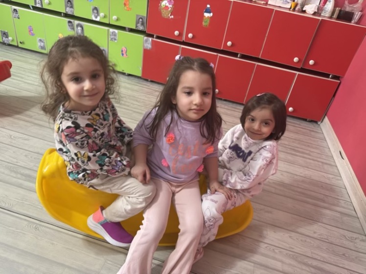 بازی و شادی کودکان ۳ ساله | تقویت مهارت‌های اجتماعی و حرکتی با بازی