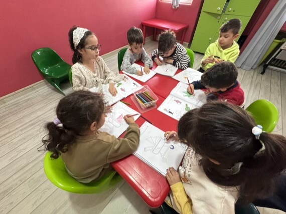 کار با کتاب در کلاس پیش‌دبستانی | تقویت مهارت‌های زبانی و توجه کودک ۴ ساله