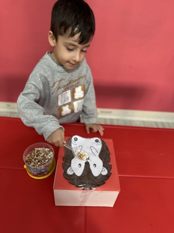 تقویت تمرکز و هماهنگی چشم و دست کودک سه ساله با بازی جوجه تیغی