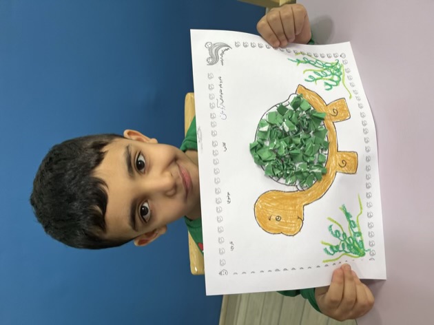 فعالیت خلاقانه کودک ۴ ساله: لاک‌پشت کلاژ و رنگ‌آمیزی سرگرم‌کننده