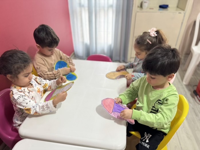 تمرین بستن بند کفش برای کودکان | تقویت دست‌ورزی و مهارت‌های حرکتی