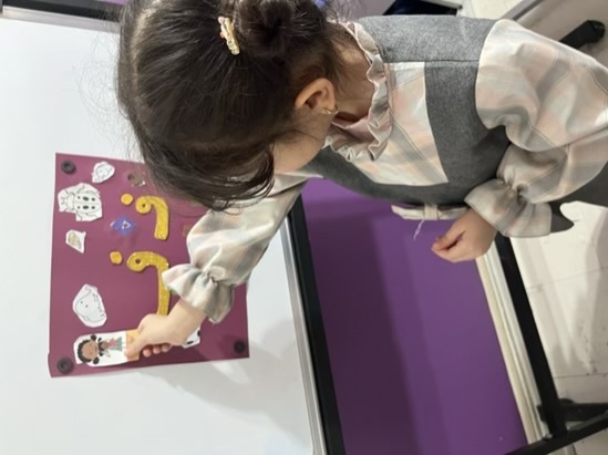 برای آموزش حروف به کودکان پیش دبستانی روزنامه دیواری نشانه ف درست کردیم