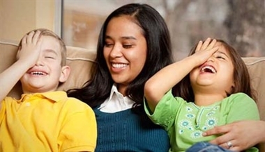 کودکمان را برای نگهداری نزد بستگان بگذاریم یا مهد کودک؟