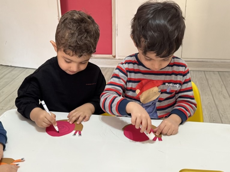 کاردستی حلزون برای تقویت خلاقیت و هماهنگی چشم و دست کودکان ۲ ساله