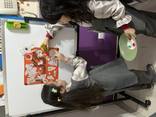 روز نامه دیواری نشانه گ