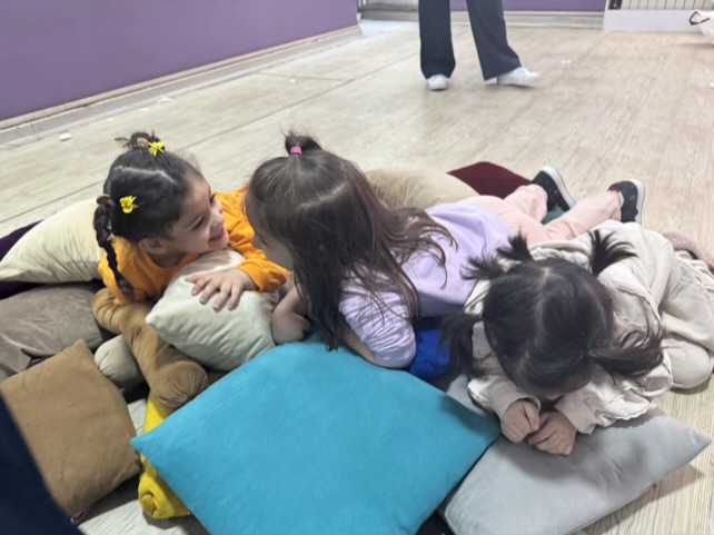 جشن متکا یک فعالیت شاد و خلاق برای آموزش زبان انگلیسی کودکان سه ساله