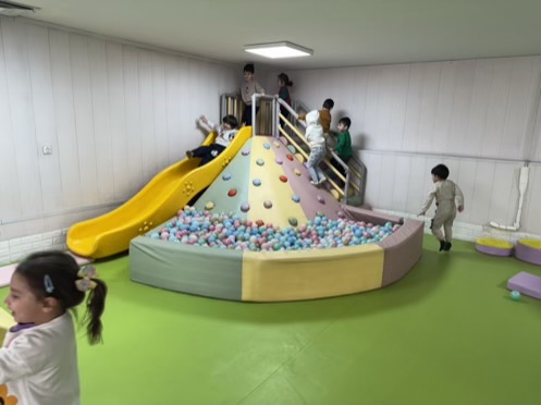 محیط بازی کودکان: صخره‌نوردی، سرسره، استخر توپ و بازی‌های شاد