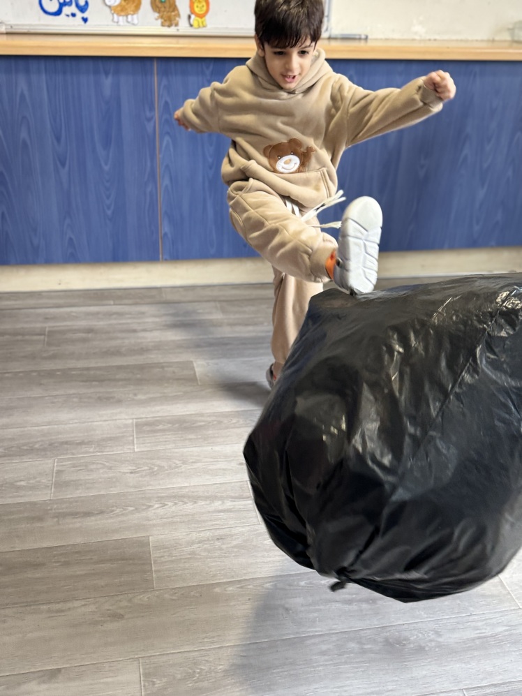 نمایش خلاق توپ جادویی با هدف تقویت عضلات پا