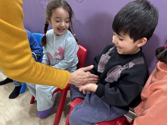 کلاس بازیگری کودک چگونه مهارت زبان بدن و فن بیان کودک را تقویت میکند؟