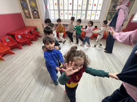 بازی قطار شادی؛ آموزش نظم و هماهنگی به کودکان با بازی گروهی