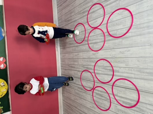 مغز کودک سه ساله یاد میگیرد که تعادل را حفظ کند | با کمک بازی تعادلی